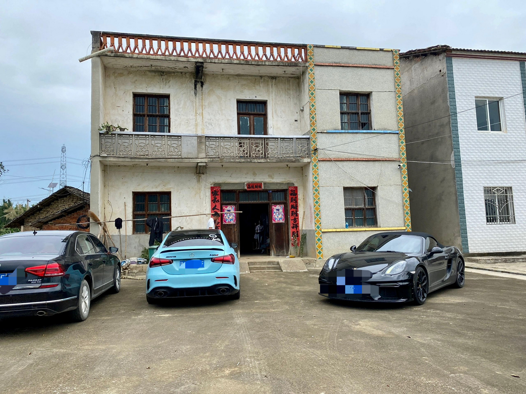 在农村很多年轻人都开豪车回家,但家里的房子却还是破旧的,搞不懂为什