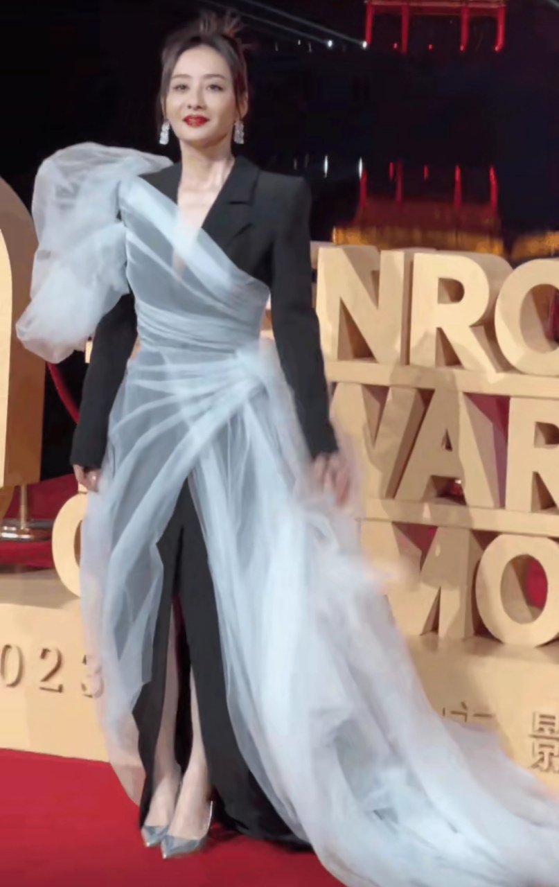 快50岁的陈德容 走红毯时穿成这个样子 也太奇奇怪怪了吧 本来里面的