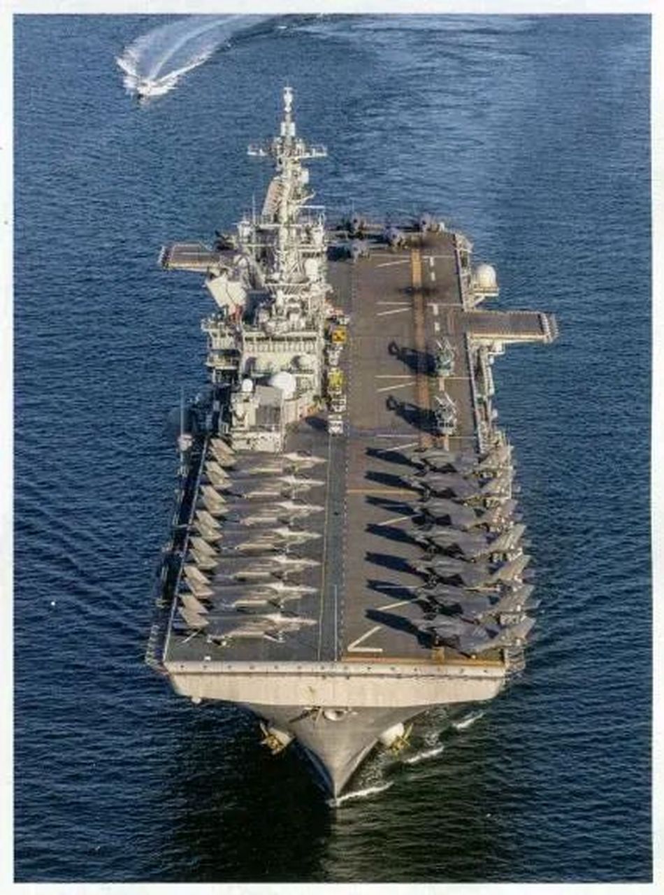美国两栖攻击舰lha7的的黎波里号,装载20架f-35进行"闪电航母"测试