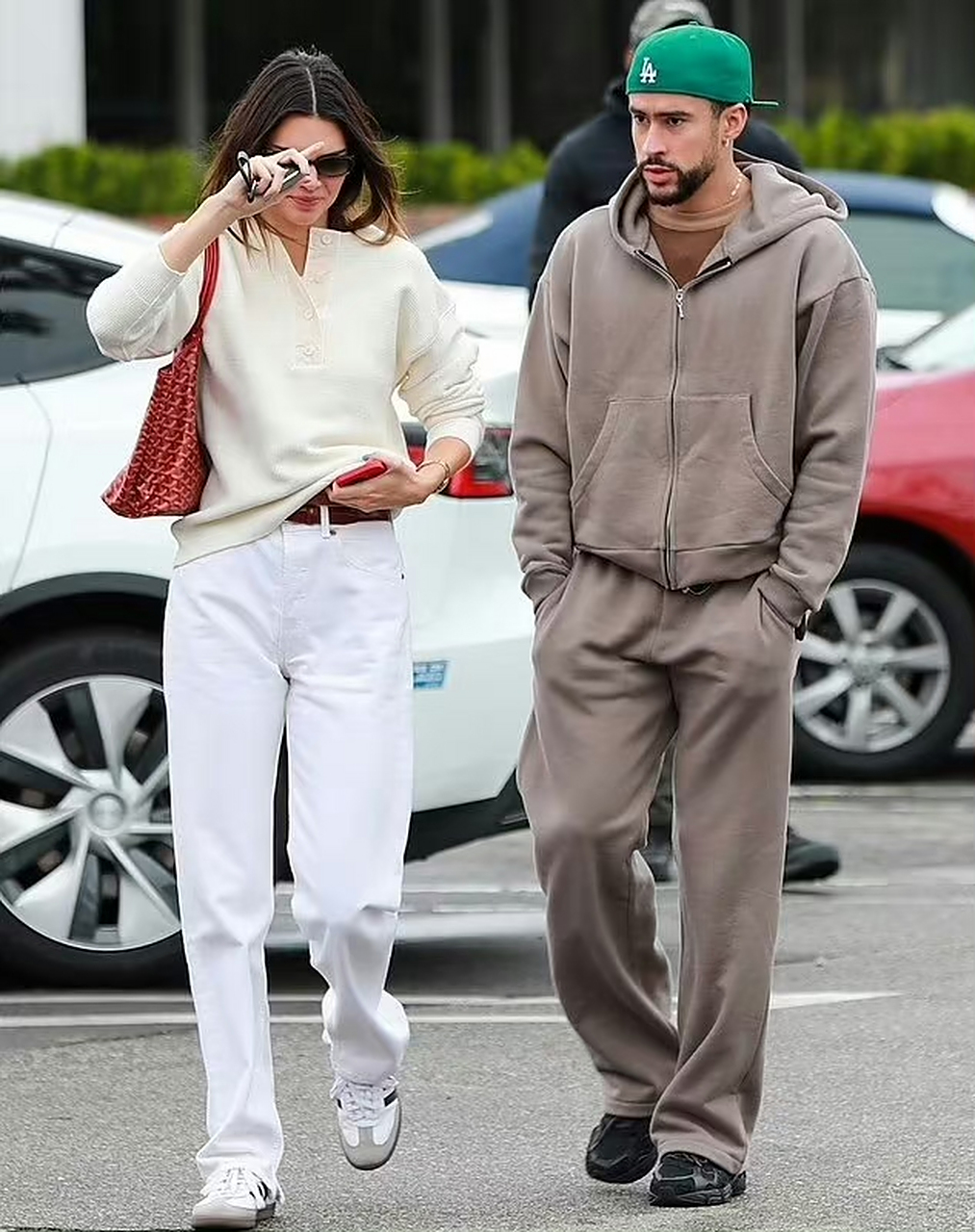 肯豆kendall jenner和男友bad bunny在比弗利山庄外出街拍