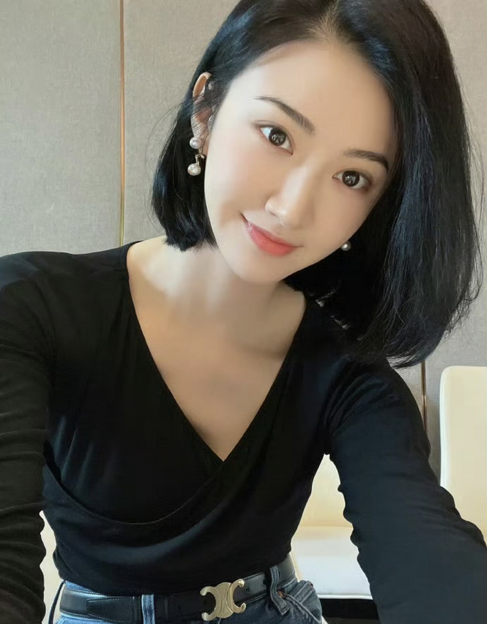 景甜短发造型看着好年轻