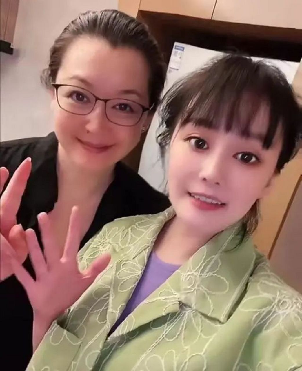 值得一提的是,她的穿着打扮很休闲,看得出是