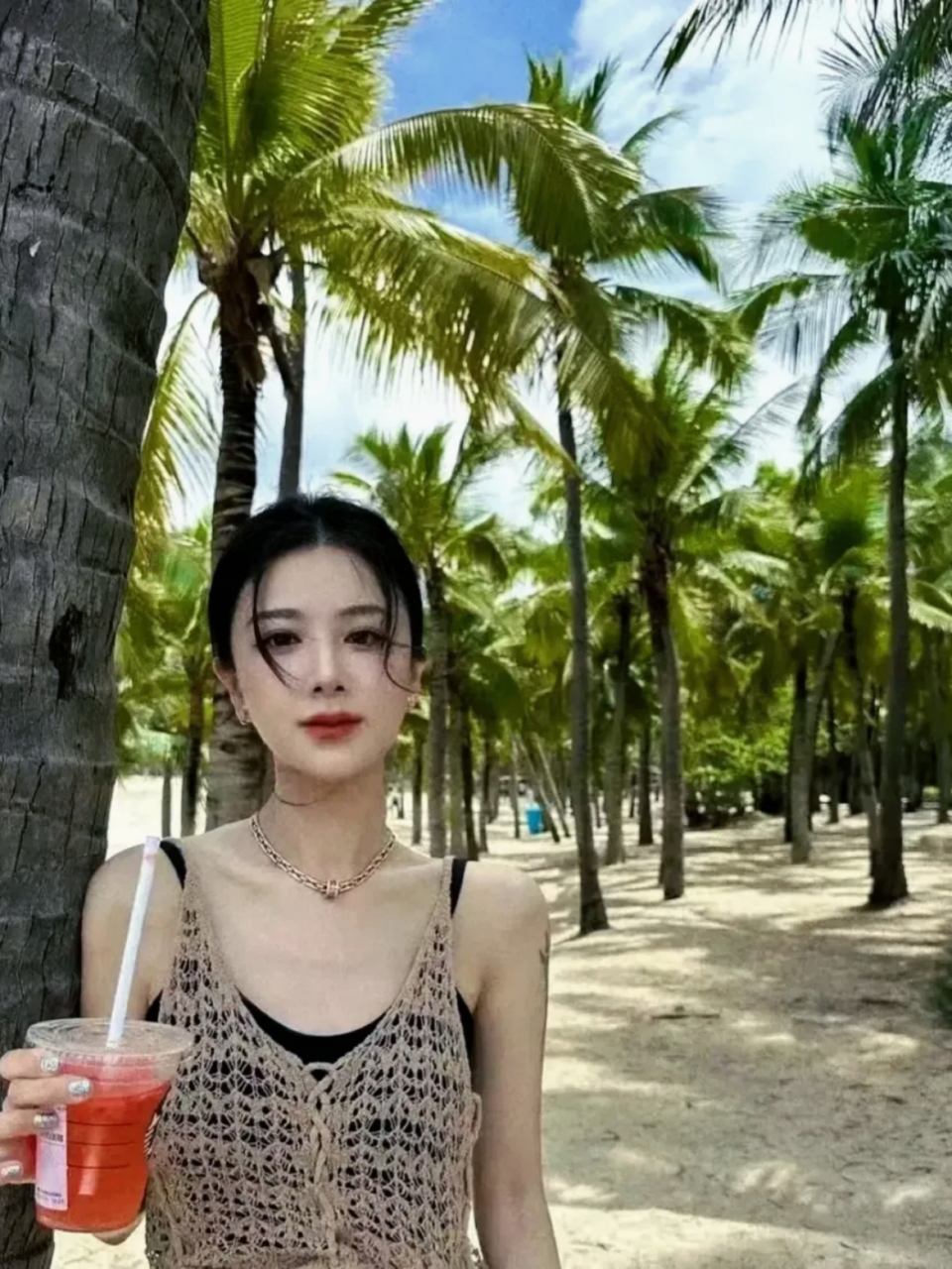 薇娅变成这样了,自从不直播之后,整个人逆袭成女团长相,这颜值简直是