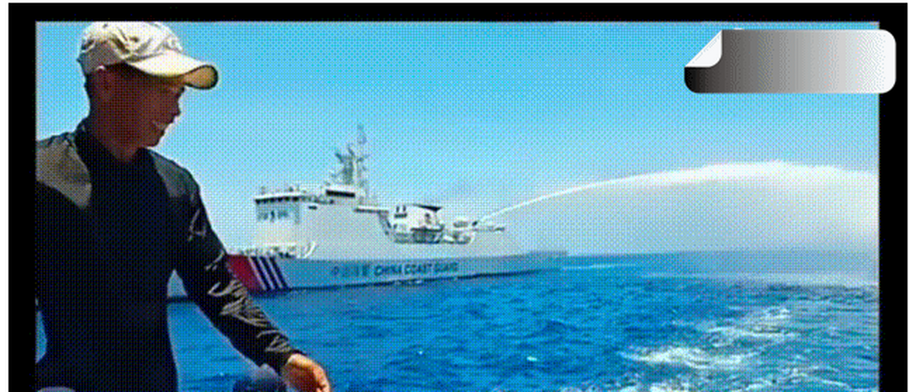 中国海警船对越南渔船使用水炮,试图驱赶越南渔船离开南海海域,不过并