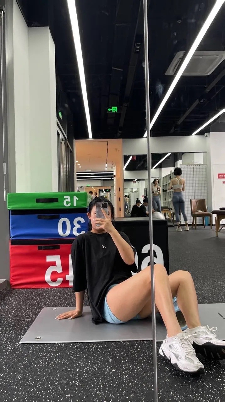 别的不说,美女这腿练得是真的好,粗细合适还带有一种力量美感