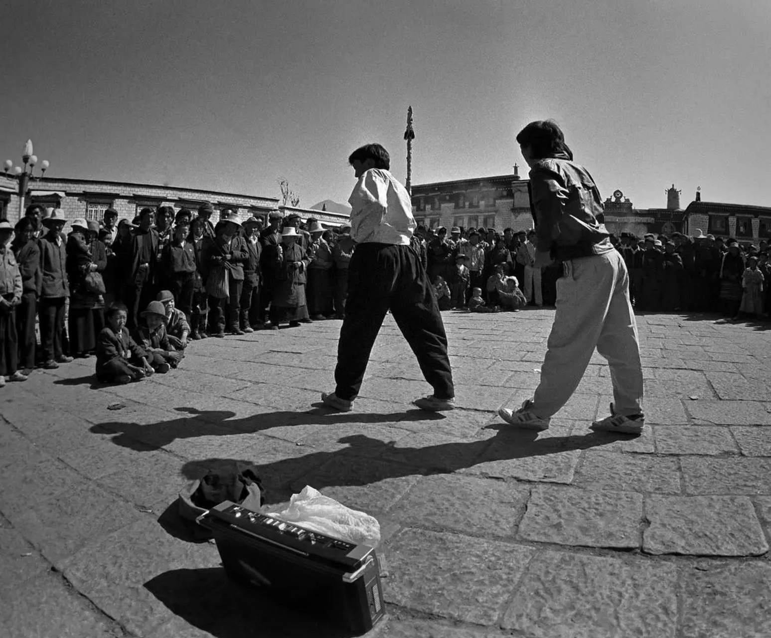 上世纪八十年代,在广场上跳霹雳舞的年轻人 美国电影《霹雳舞》于1987