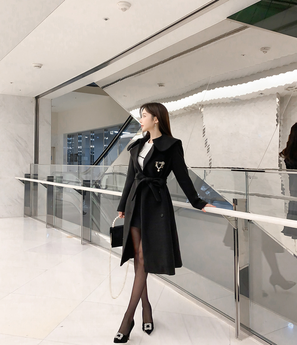 孙允珠时尚穿搭,黑色系带风衣搭配性感黑丝,女人味十足