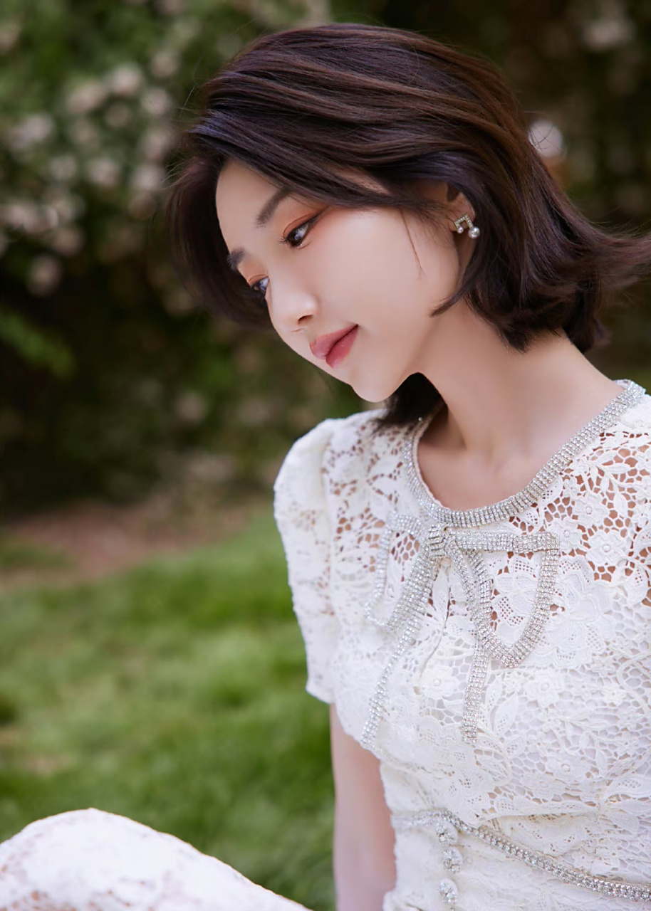 毛晓彤# 一袭白色蕾丝镂空裙,甜美清纯的容颜,纤瘦高挑的身材,妩媚