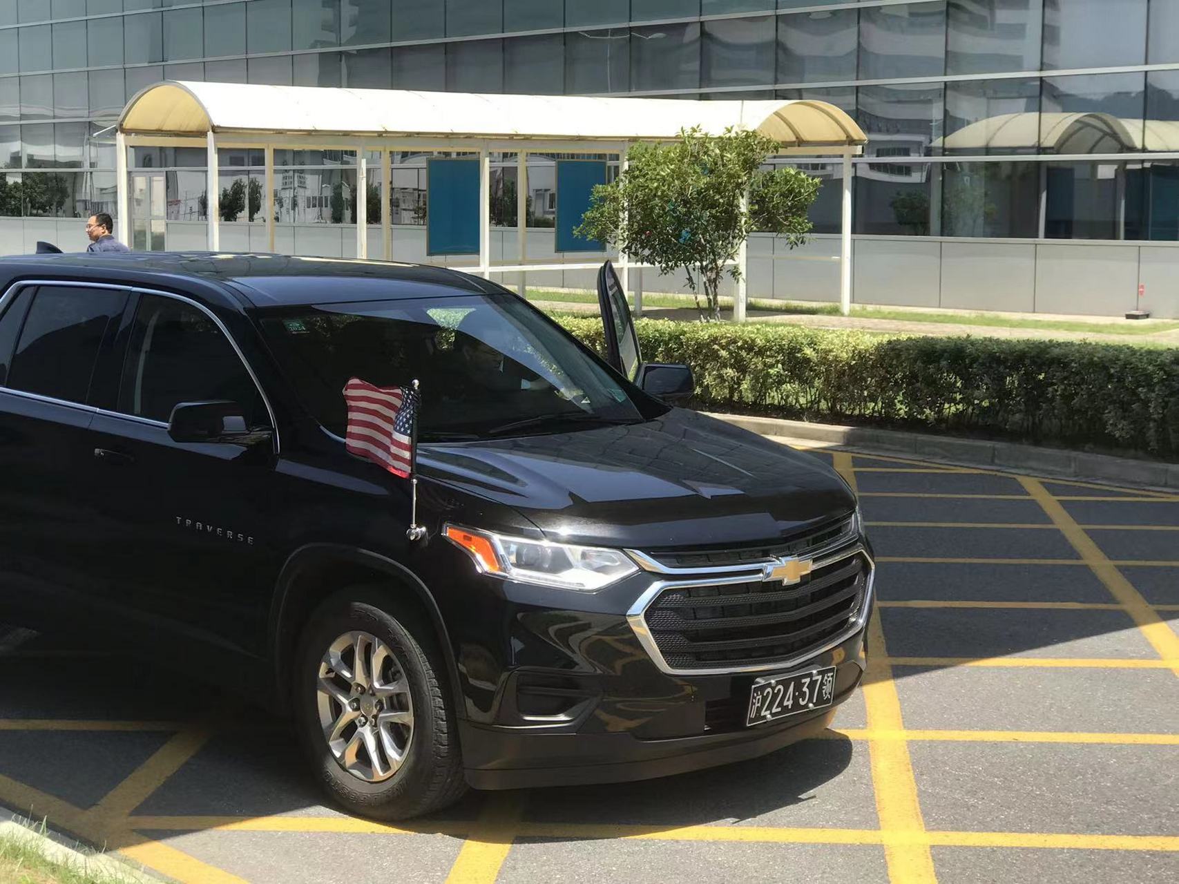 今天,美国驻华大使在上海领事馆陪同下,直接从上海驱车到达南京江宁