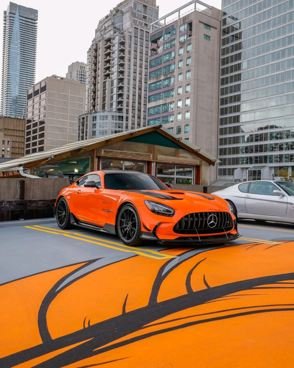 火力橙的奔驰amg gt black series 当年裸车价就已经368.88万元了 3.