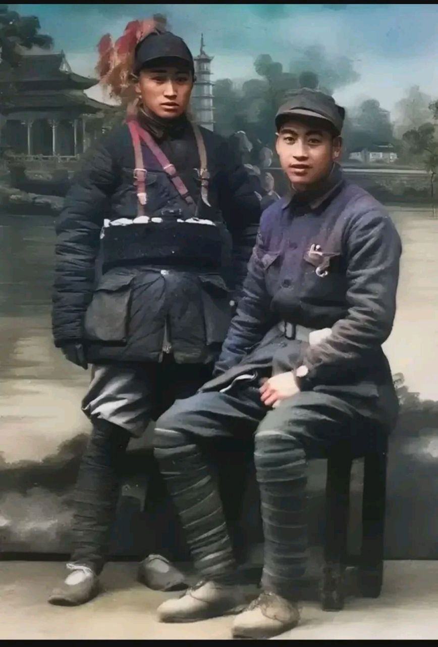 40年代,一名八路军首长和警卫员的合影,照片中的首长坐在凳子上,身边