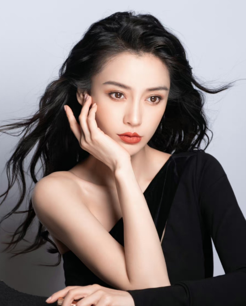 杨颖angelababy资源没有降级,新任品牌全球代言人风采依旧,工作室晒