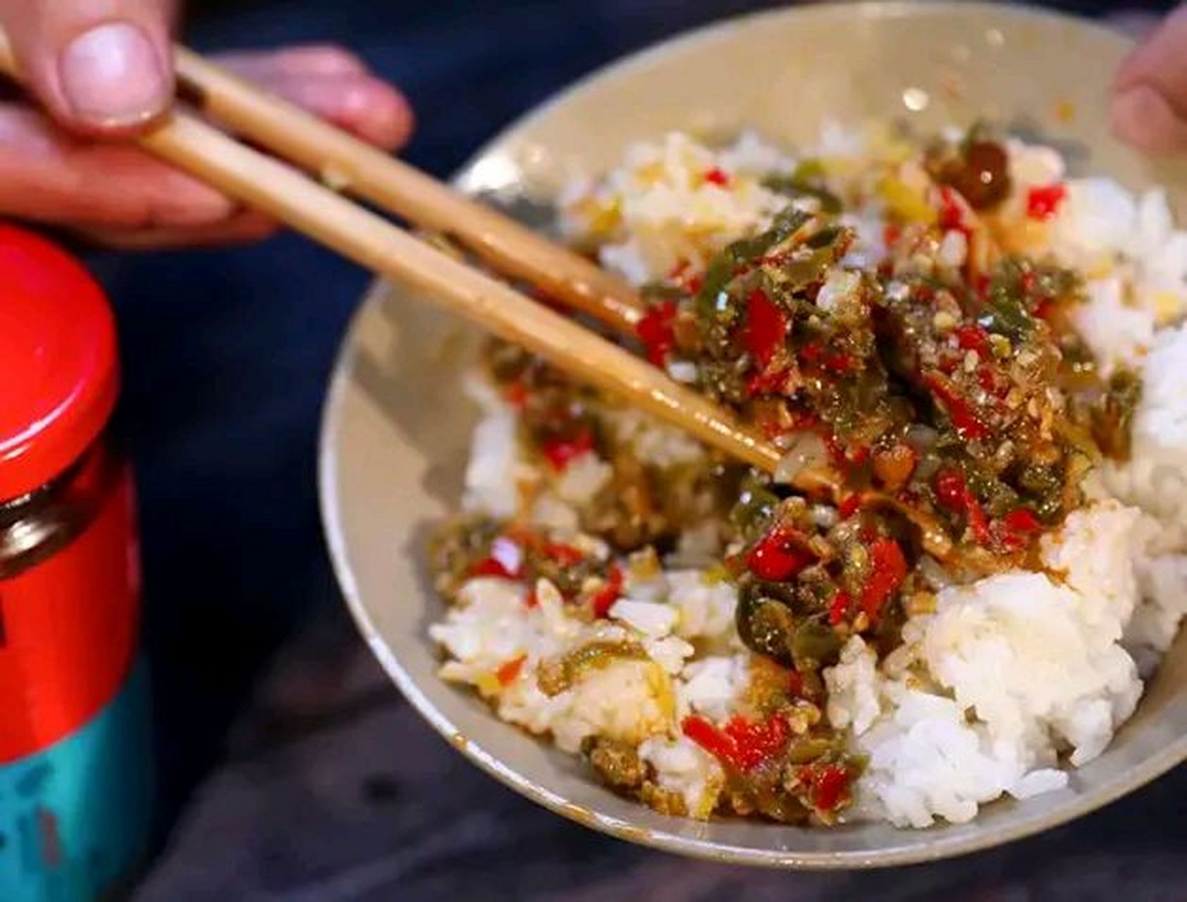 广州天河,一农民工到快餐店吃饭,只点了1个素菜和1瓶啤酒,但因为太饿