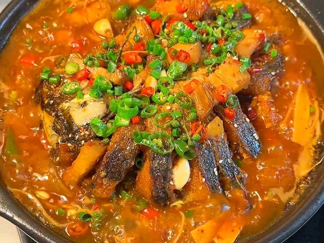 砂锅炖鲢鱼,这样做,热香辣口