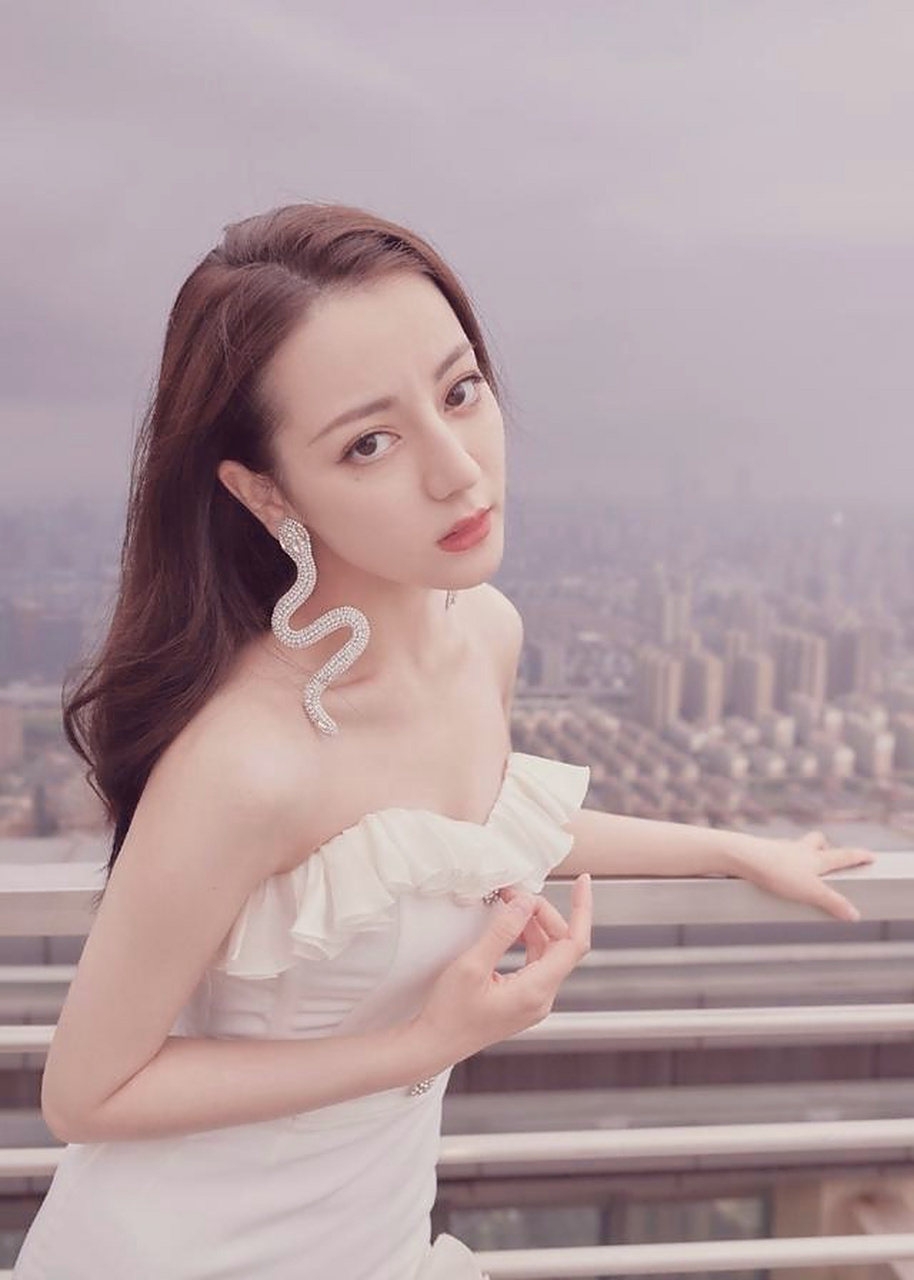 迪丽热巴,一个美丽,迷人的女孩,出生于新疆维吾尔自治区乌鲁木齐市.