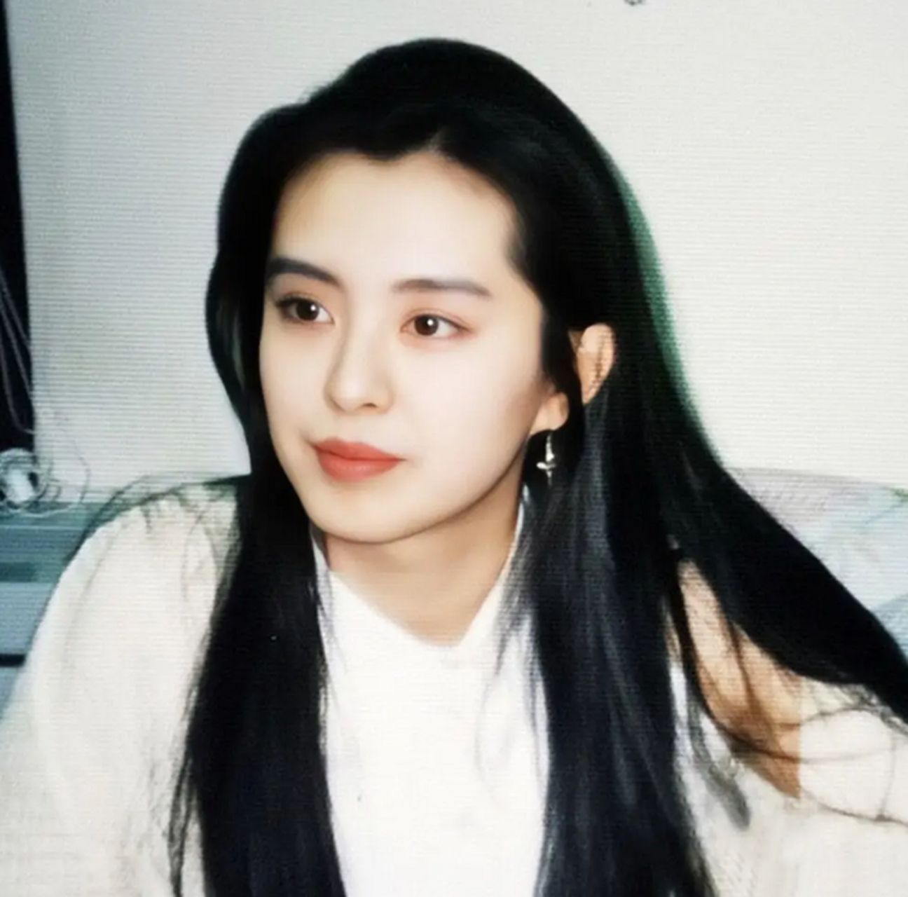 王祖贤加拿大礼佛照曝光,态度虔诚姿势标准,一副看破