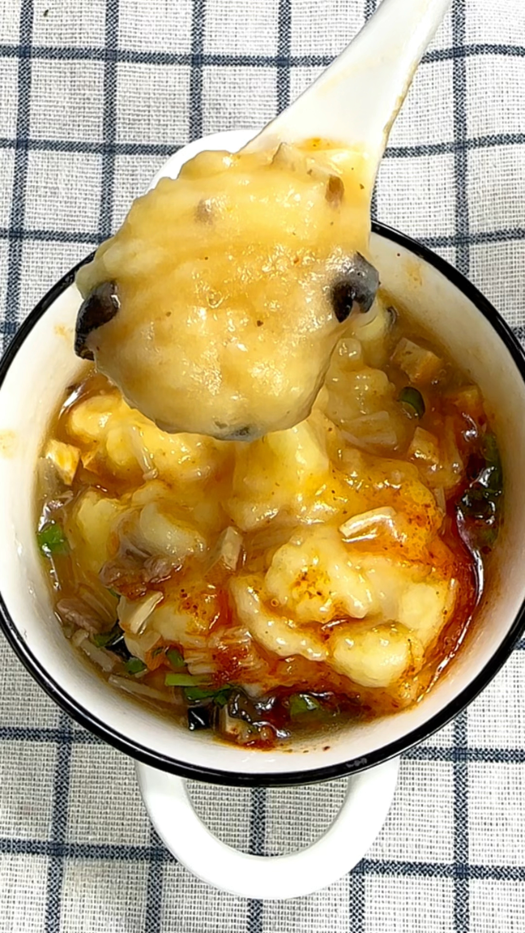 把土豆做成浇汁土豆泥,大人小孩都爱吃.