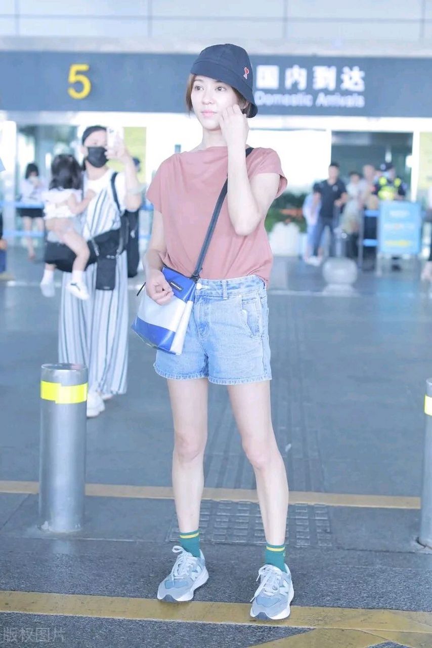 最近陈意涵亮相长沙机场,她的身材是非常苗条的,这次搭配的很简洁