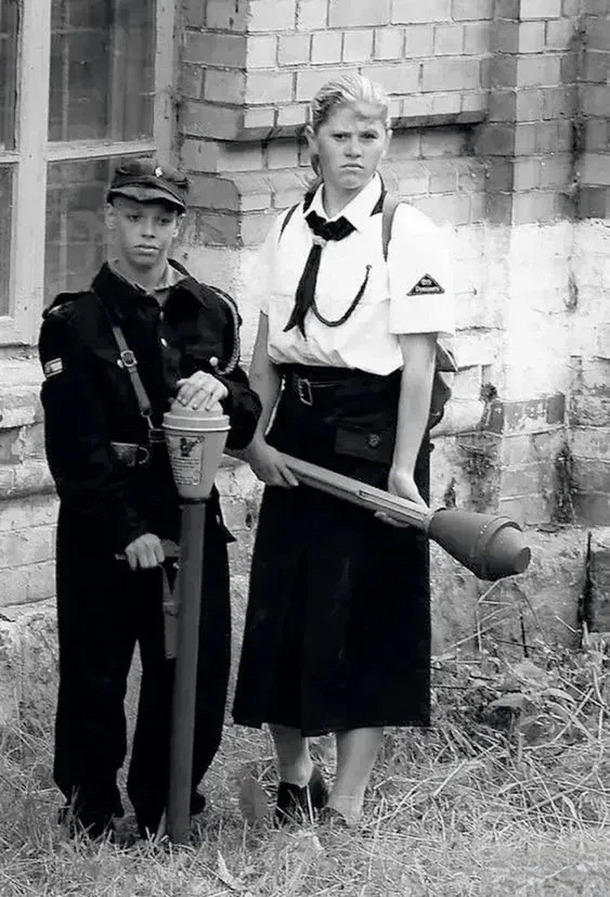 二战德国童子军,照片中一个小男孩和小女孩,大概只有十三 四 岁的样子