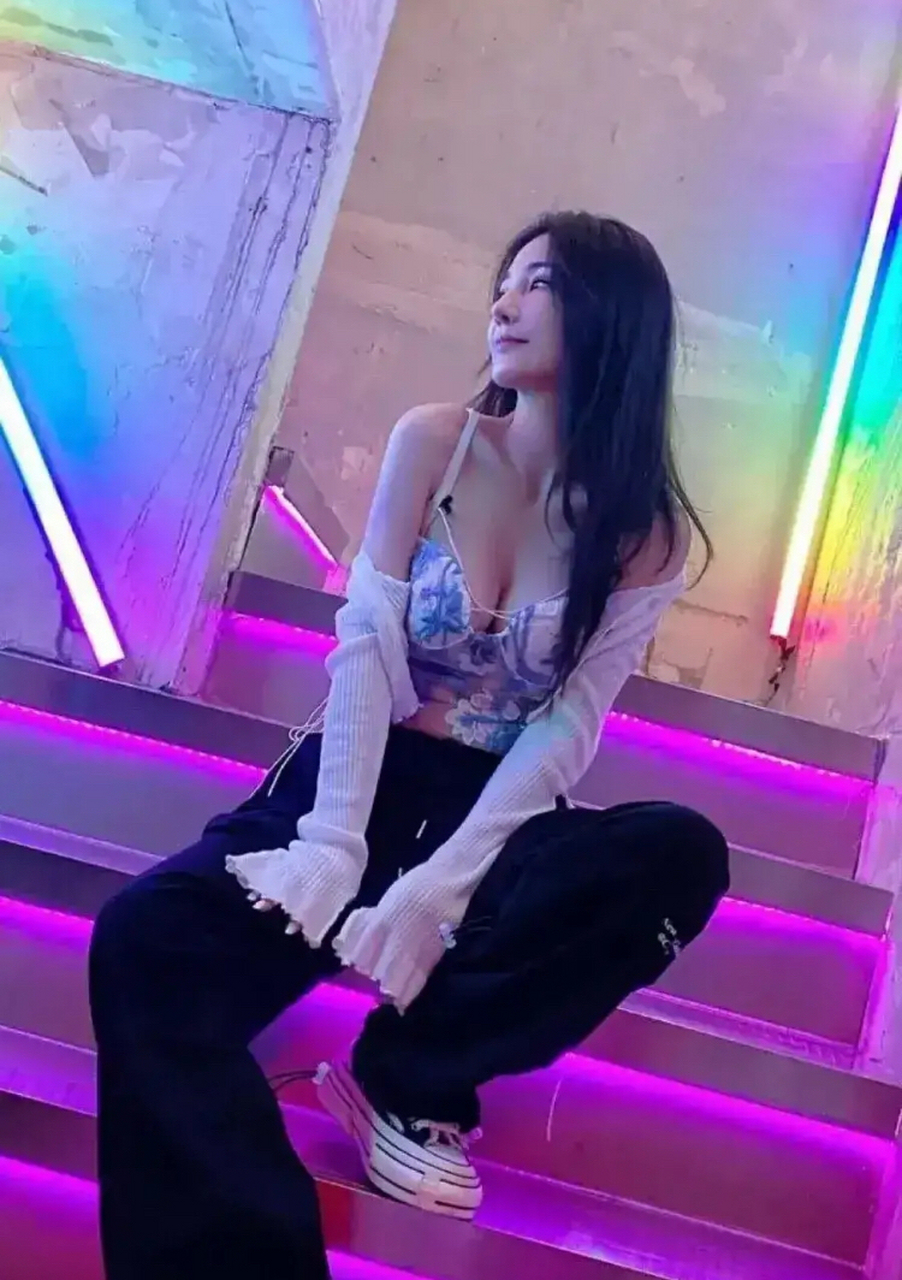 "校花模特"出道进入演艺圈,后面先后参演了警匪动作电影《黑白迷宫》