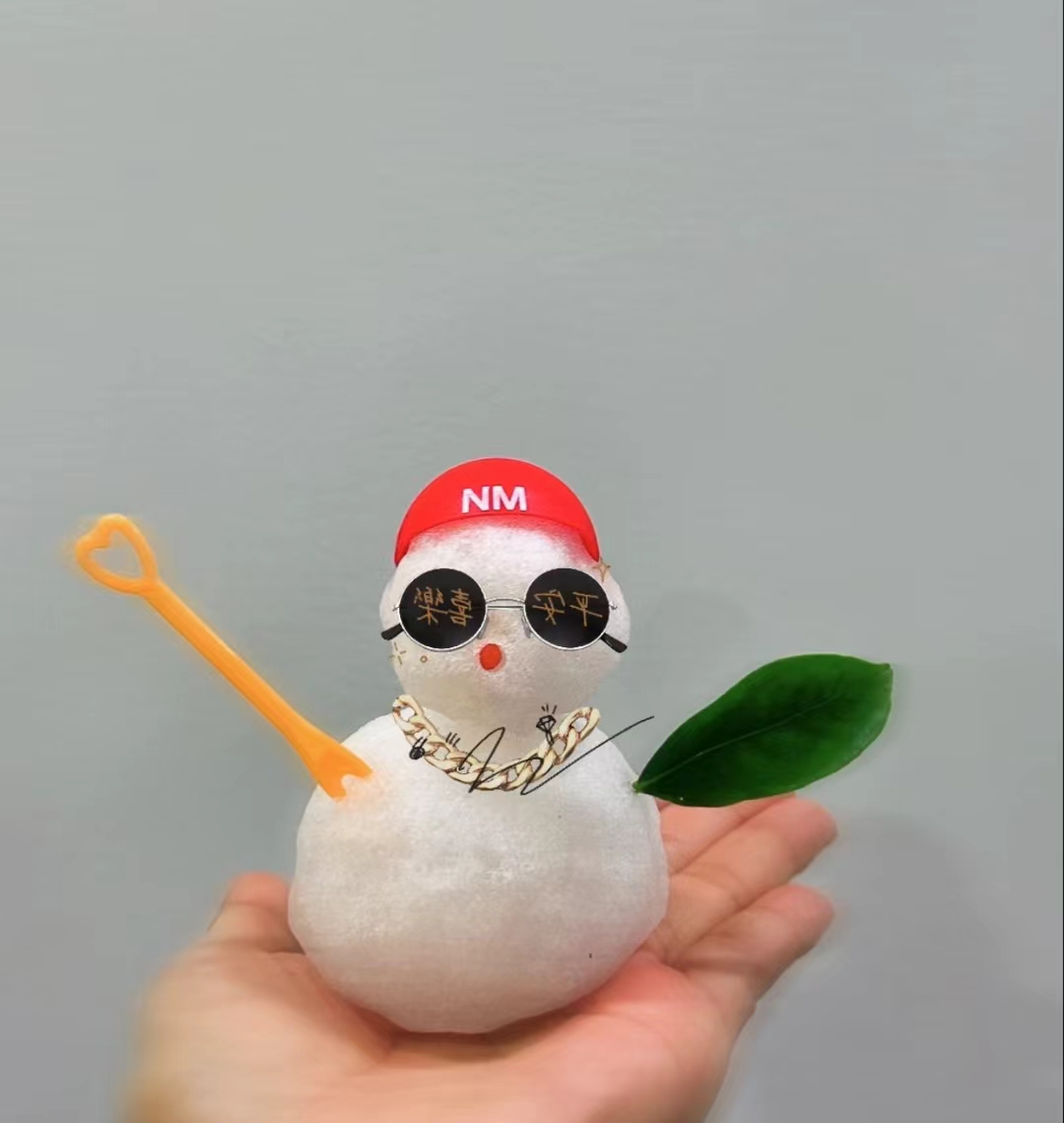 雪景中的枝头犹如挂满了珍珠玛瑙闪耀着迷人的光芒