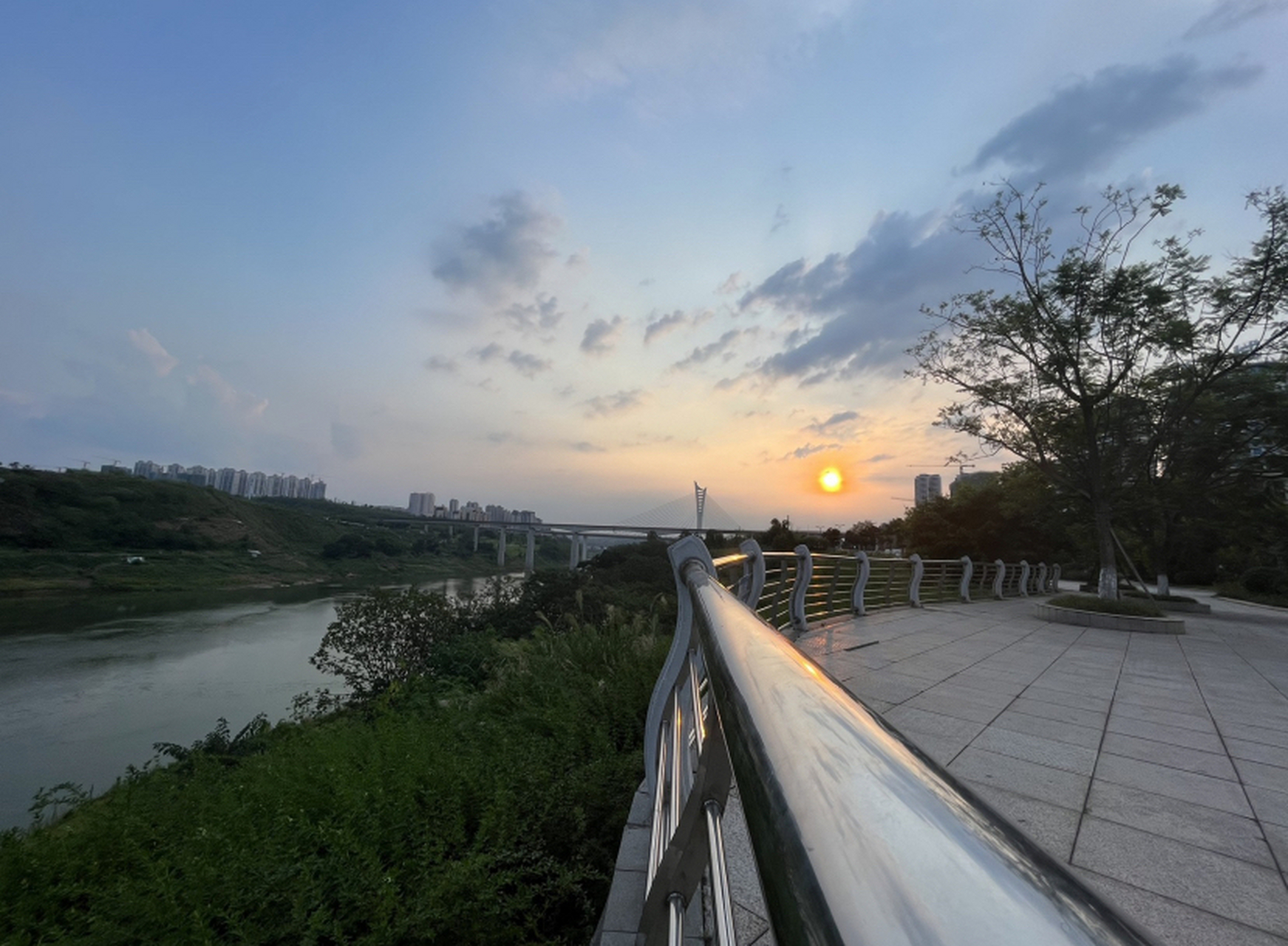 金海湾滨江公园是一座迷人的公园,位于重庆市两江新区大竹林至礼嘉