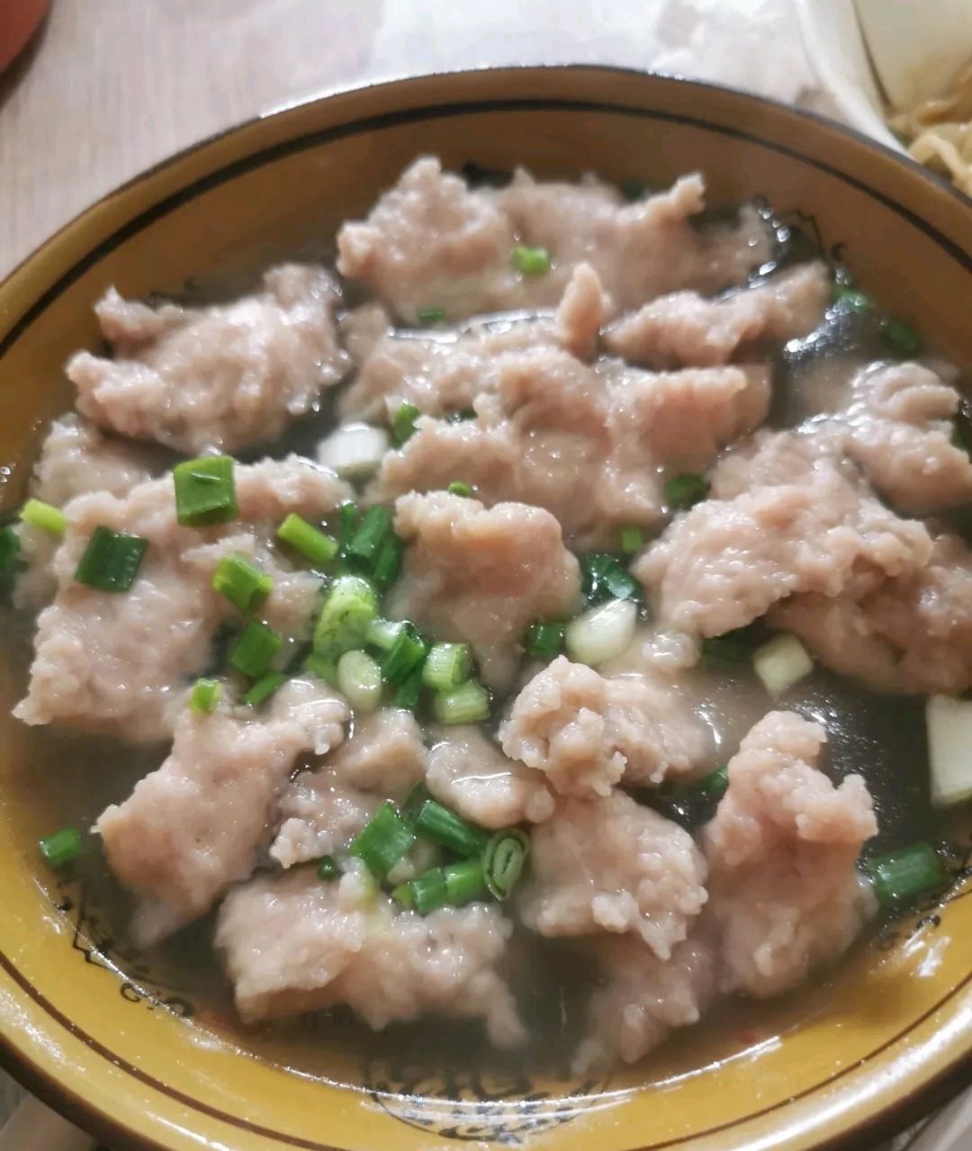 福州这家牛滑老店,地铁口的优势位置,店小人多,入座基本靠拼桌