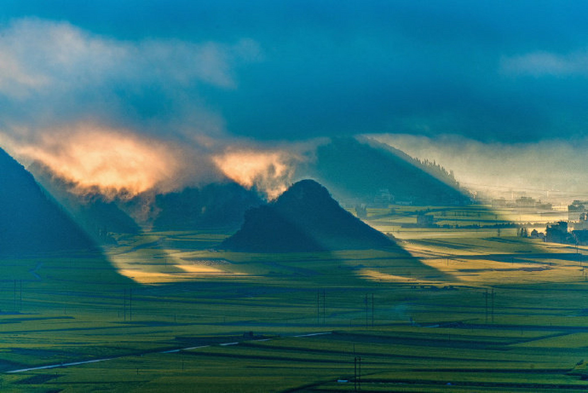 绿树村边合,青山郭外斜.