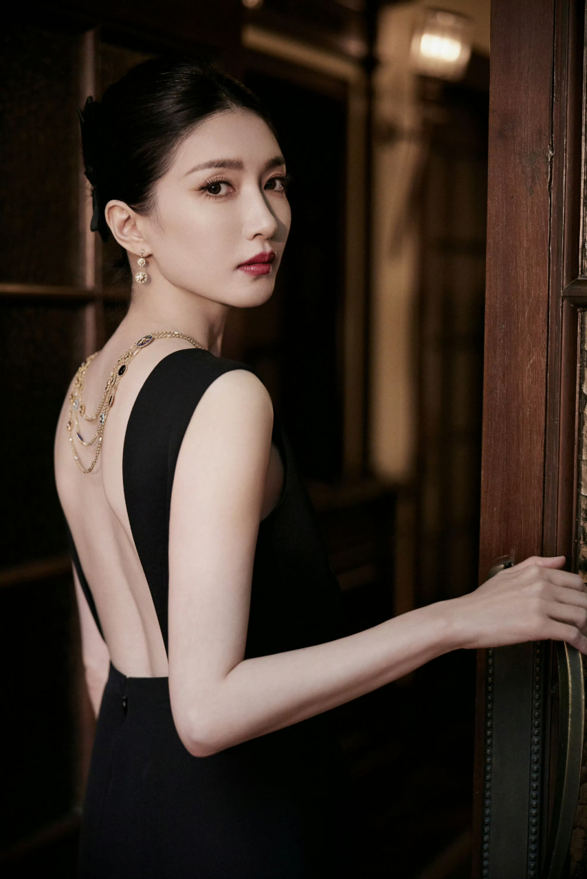 江疏影身着黑色礼服,复古名伶,优雅贵气 ​​​,美背格外迷人.