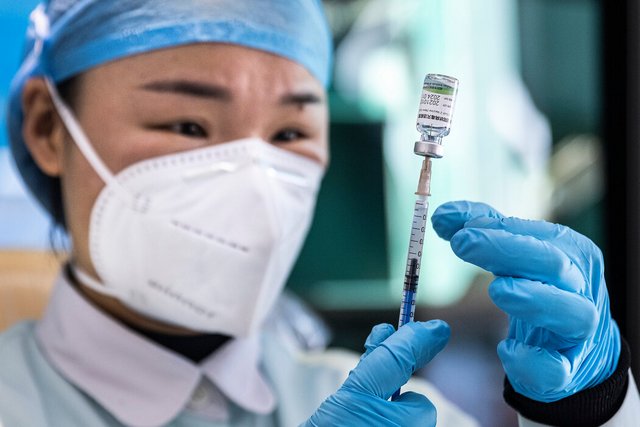上个月,医护人员在武汉为接种新冠疫苗做准备。尽管接种宣传接二连三,有些居民仍坚决反对接种。