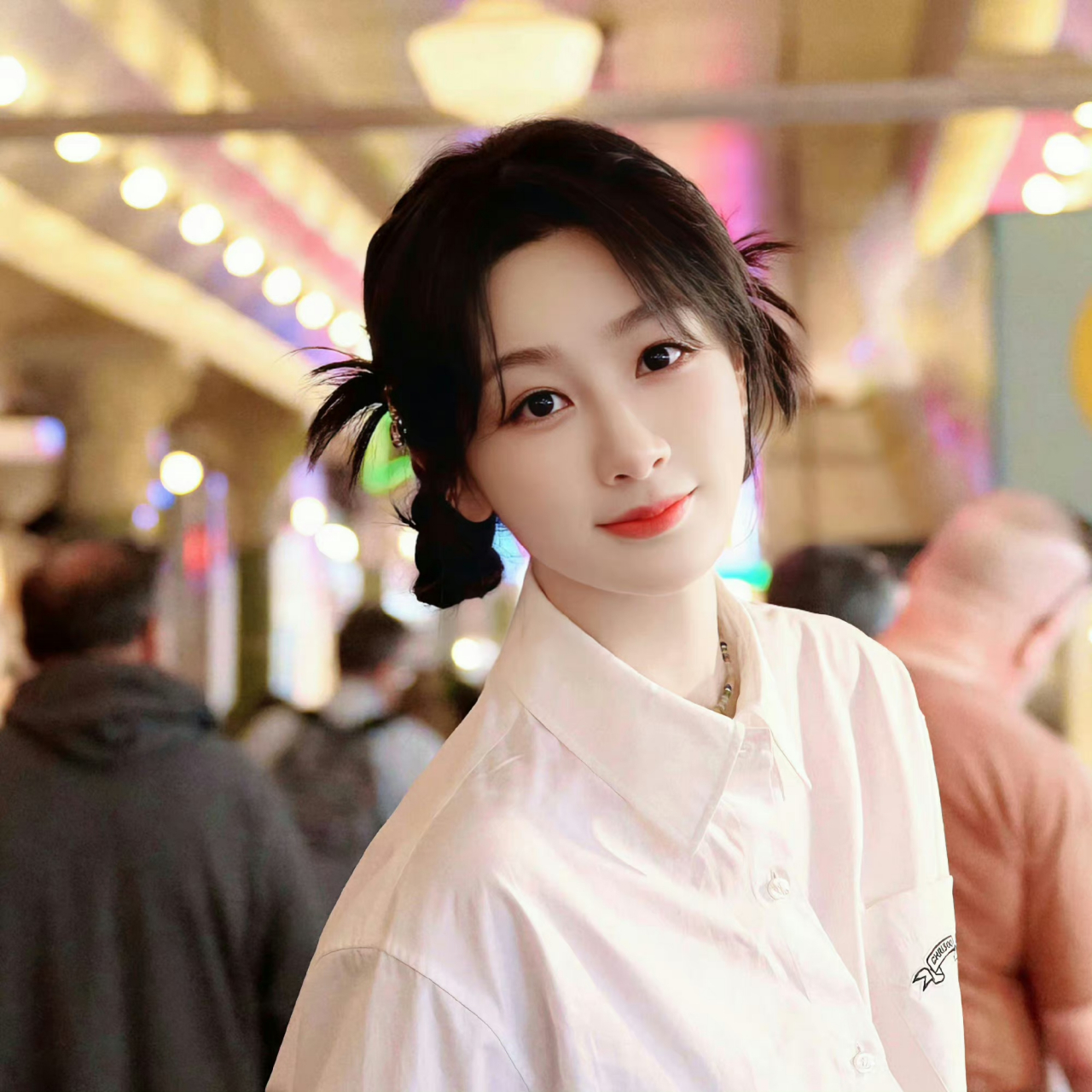 白衬衫双丸子头年轻有活力,满满的青春气息呀!