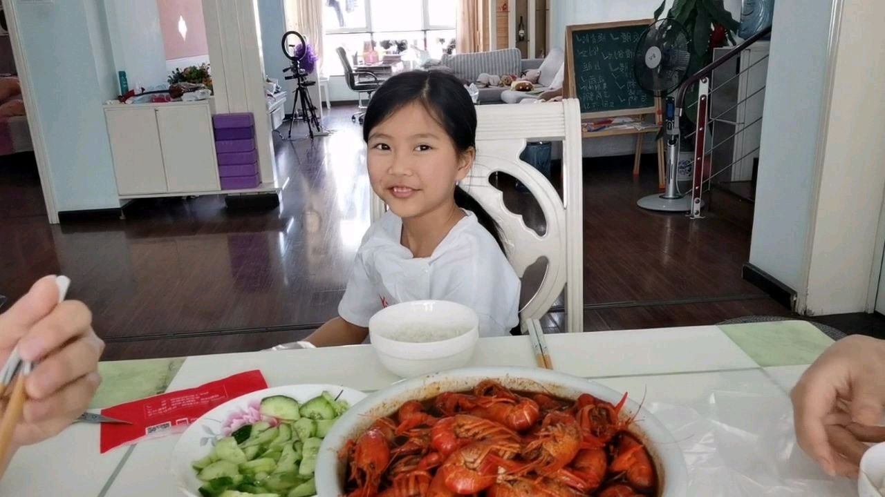 妈妈120元网购6斤麻辣小龙虾,爸爸一个都不吃,还要给小艾榨橙汁