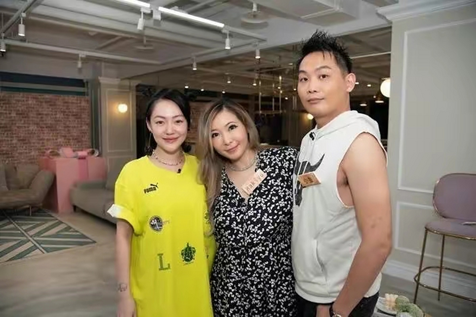 【小s发声回应makiyo离婚,称会陪在她身边】7月15日,华岗艺校七仙女