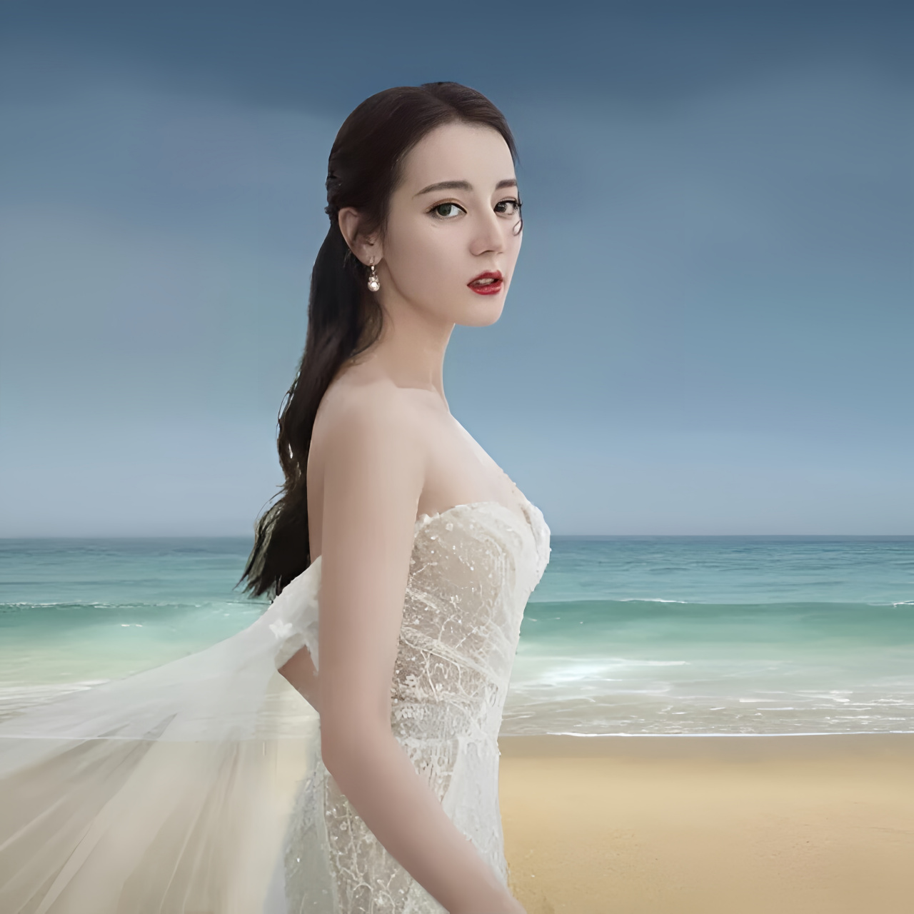 迪丽热巴是一位非常出色的优秀女演员,她的笑容和深邃动人的眼睛都