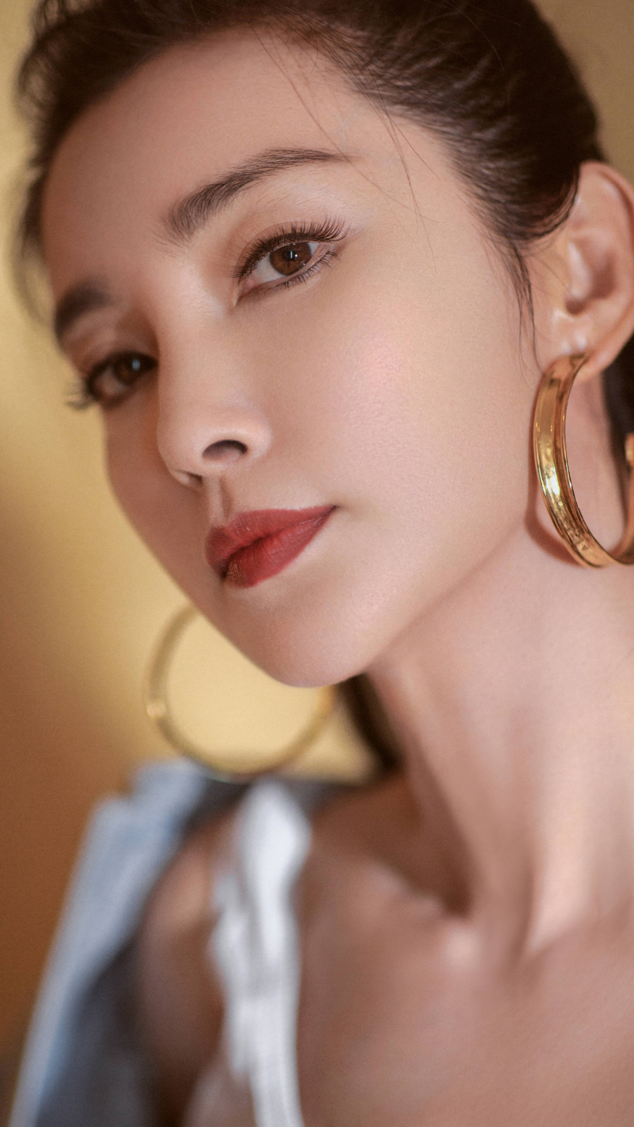 演员李冰冰,演技精湛,印象最深刻的是《风声》中的角色