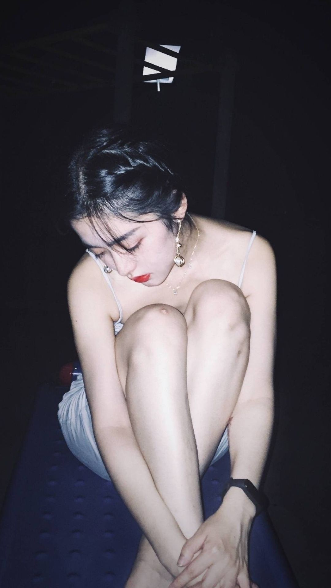 婴宁夜晚海边写真,这个角度和灯光