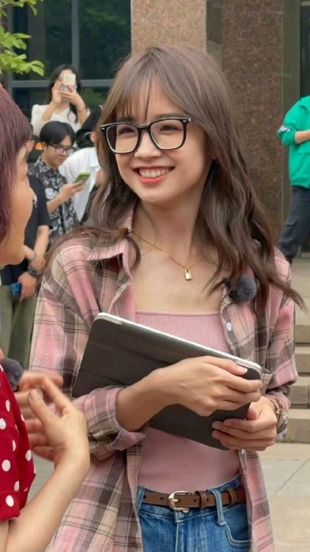 许久未见的王冰冰现身中传,微卷的长发配上温暖的笑容,简直太可爱啦!