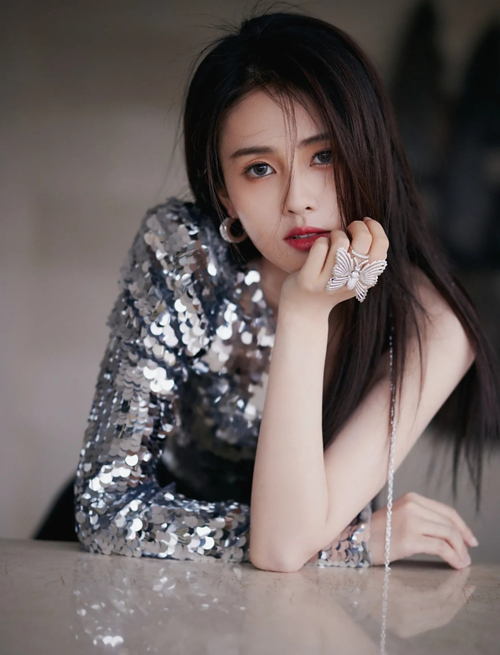 美女白鹿,金色亮片包臀裙,性感靓丽,美艳动人.