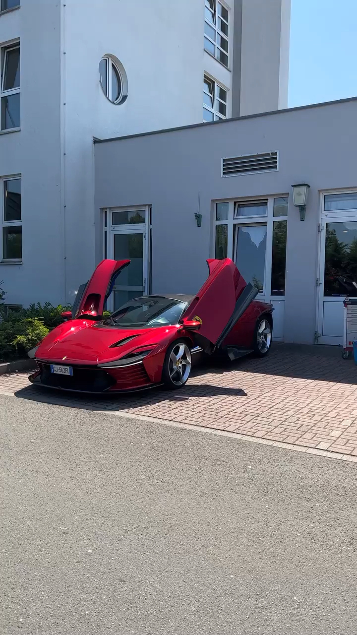 蝴蝶门v12发动机,法拉利daytona sp3-度小视