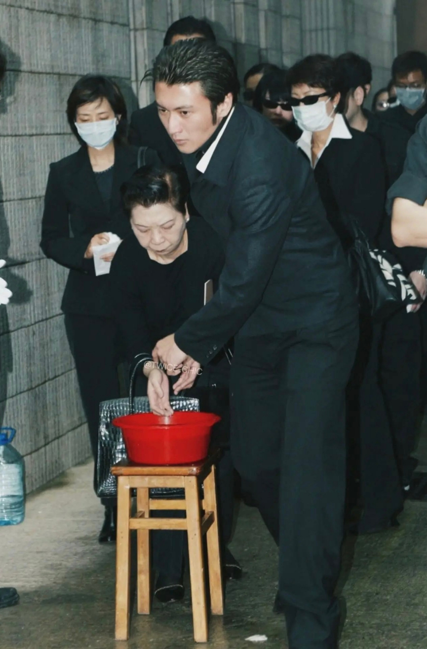 03年张国荣出殡现场 67 676767