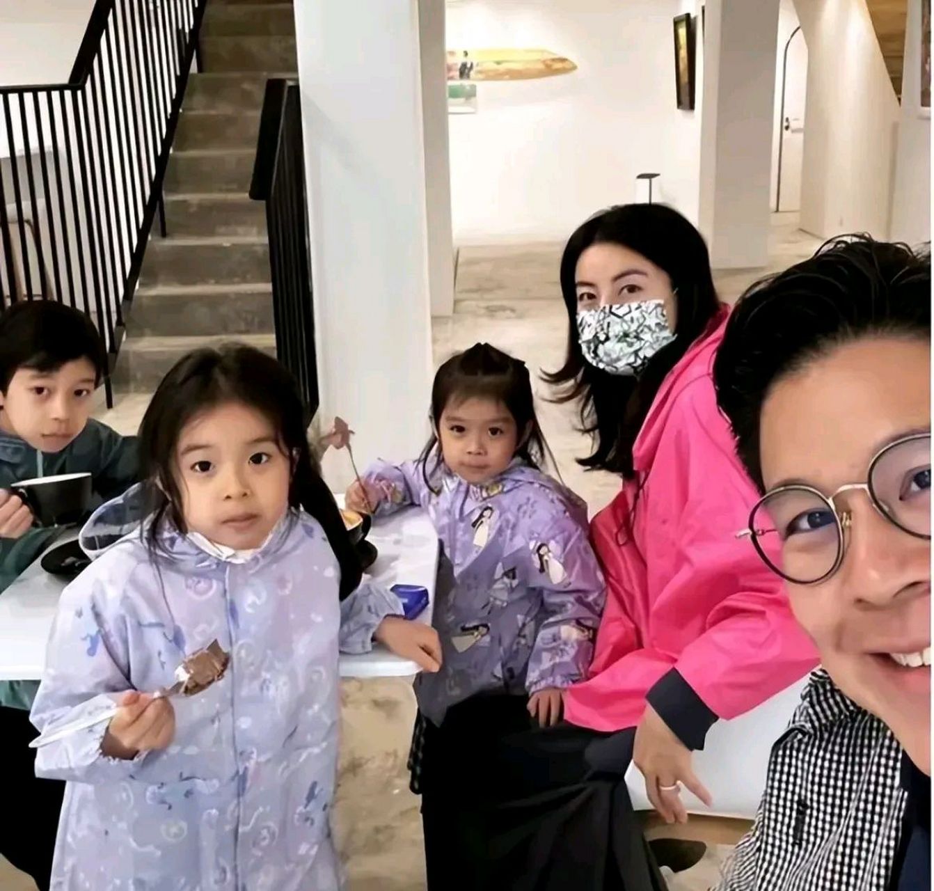 郭晶晶霍启刚夫妇母亲节晒全家福!