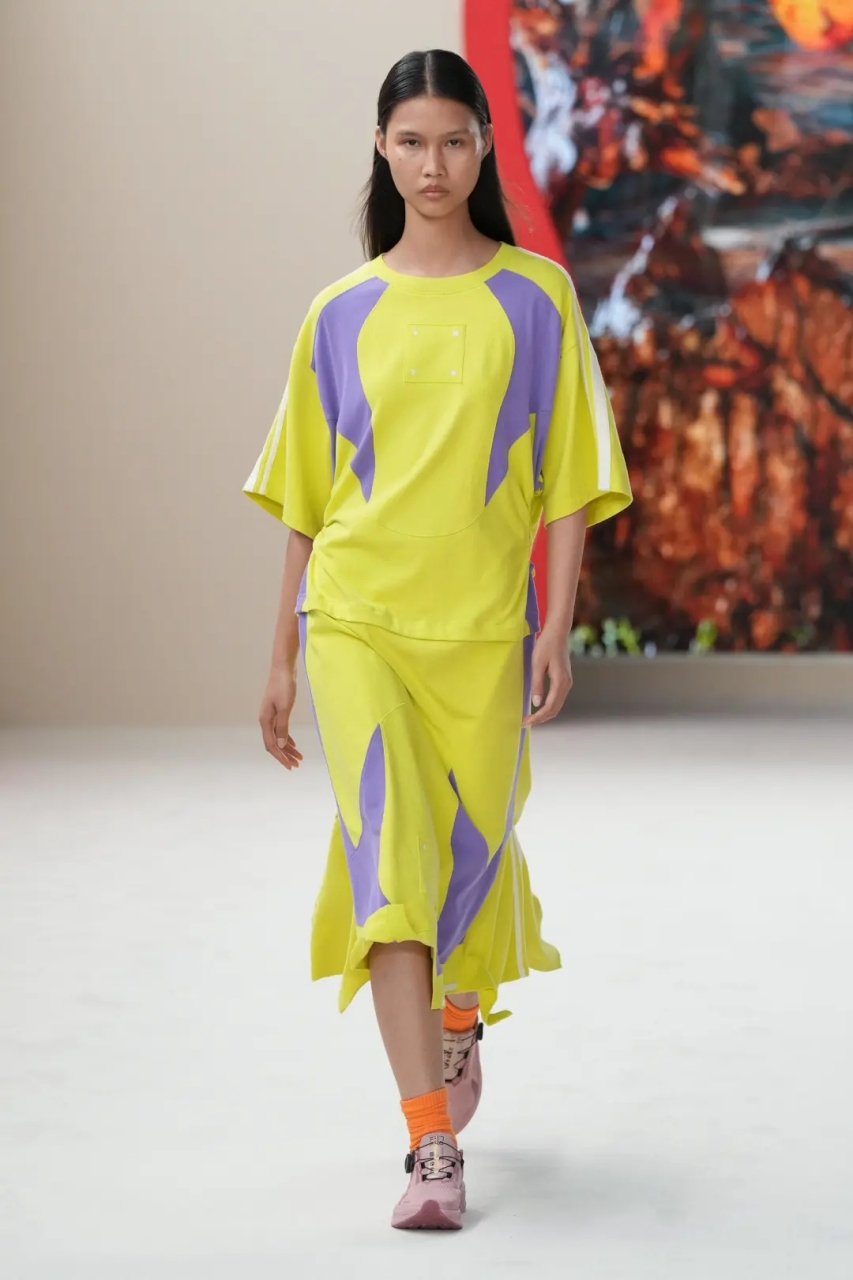 中国李宁将 2024 春夏系列发布活动主题命名为「自有天地」,将古老