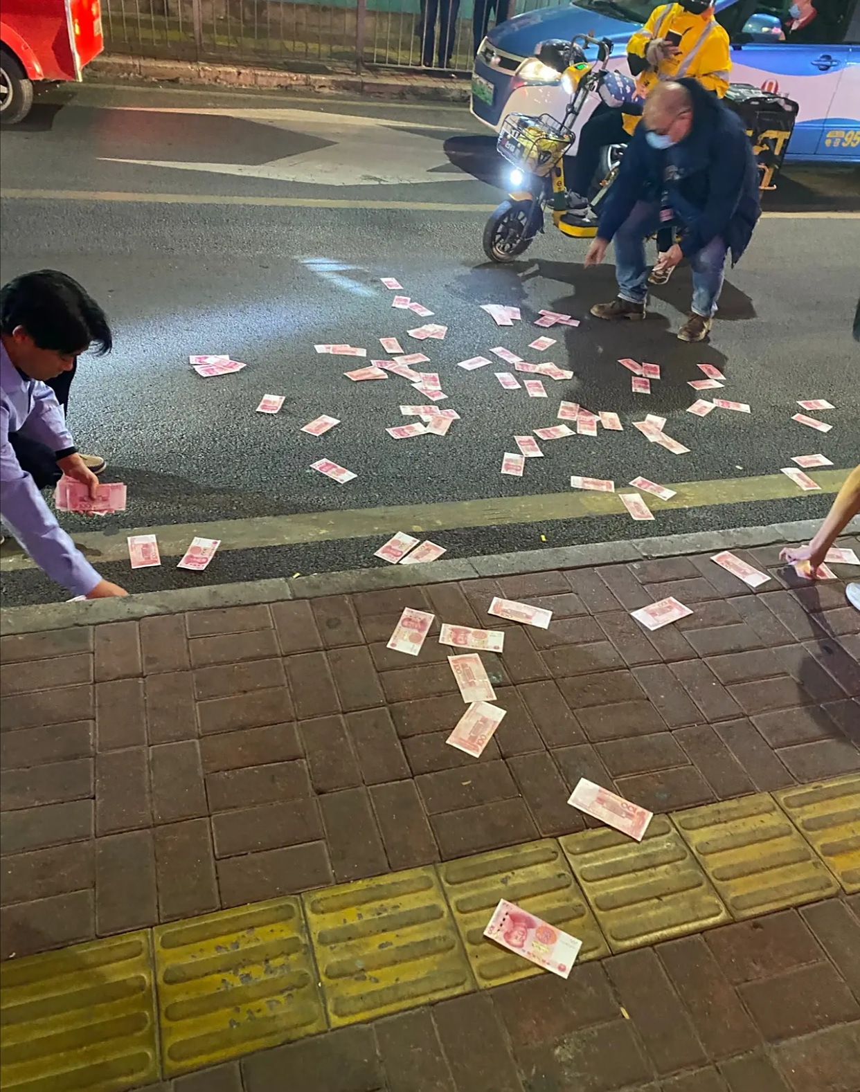 网传深圳龙华天空飘钱,市民捡得不亦乐乎,感慨深圳土豪太多了