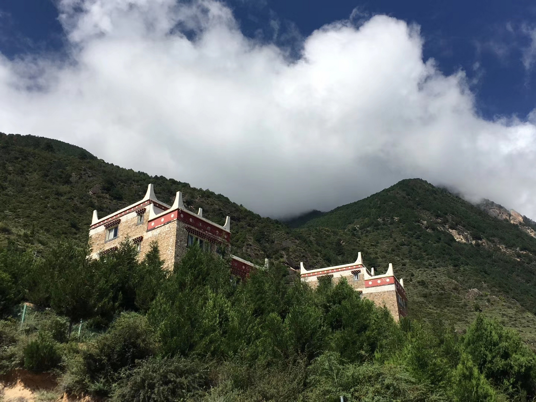 甲居藏寨位于四川省甘孜州丹巴县境内,是一个深藏于横断山脉中鲜为人