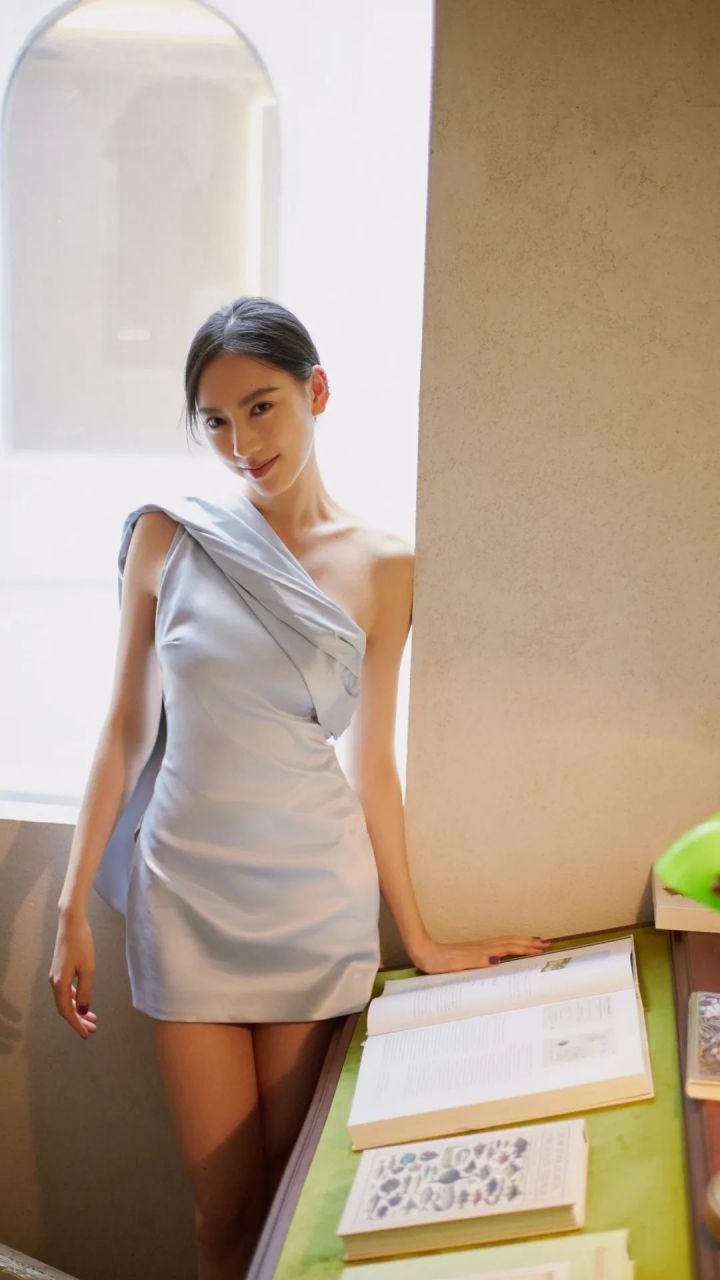 孙嘉灵身着浅蓝礼裙裙出席活动, 优雅大方,有着大家闺秀的气质.