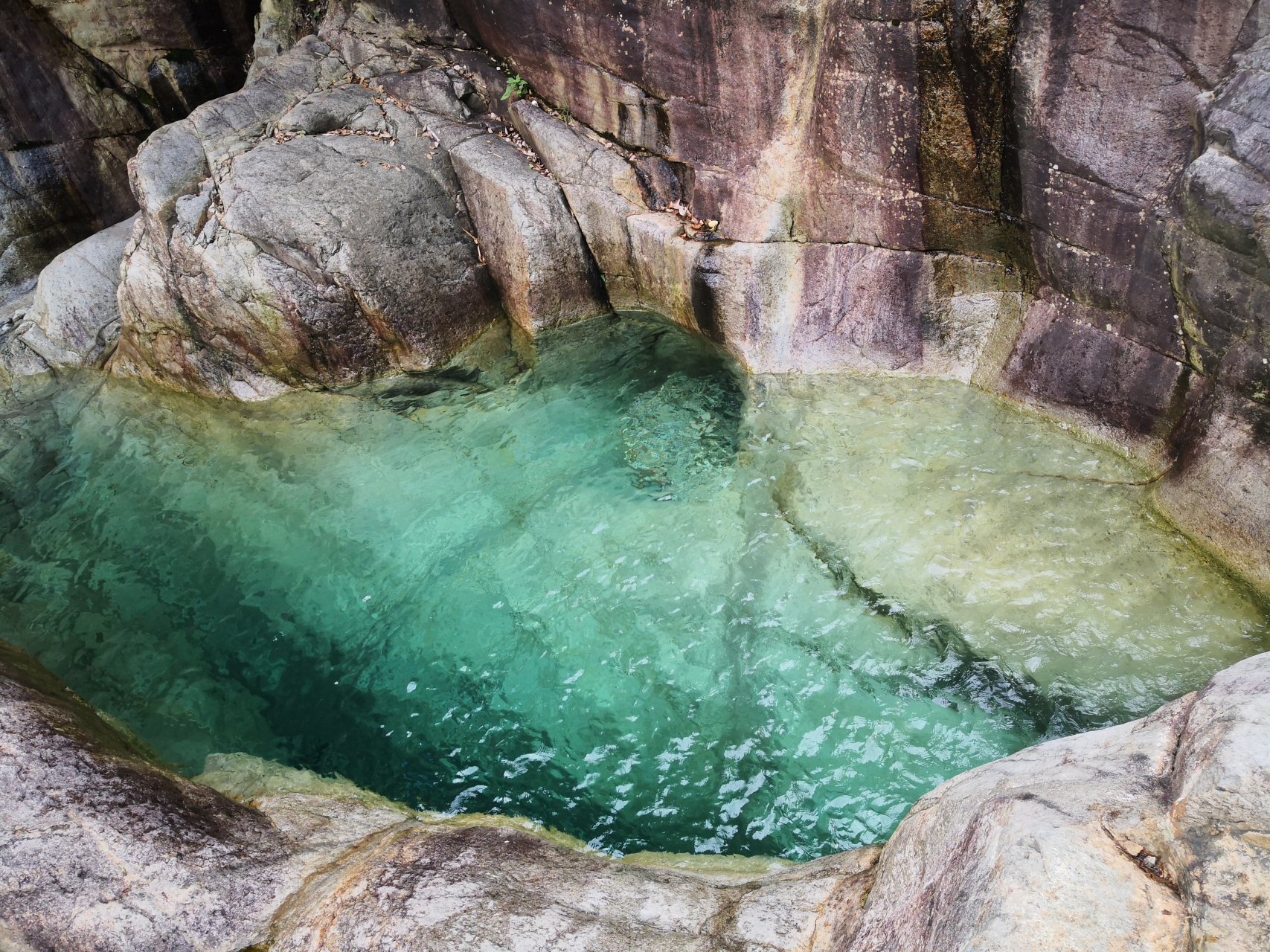 "天使之泪"位于福州市寿山乡中楼村,为山涧中一天然坑洞,因溪水幽蓝