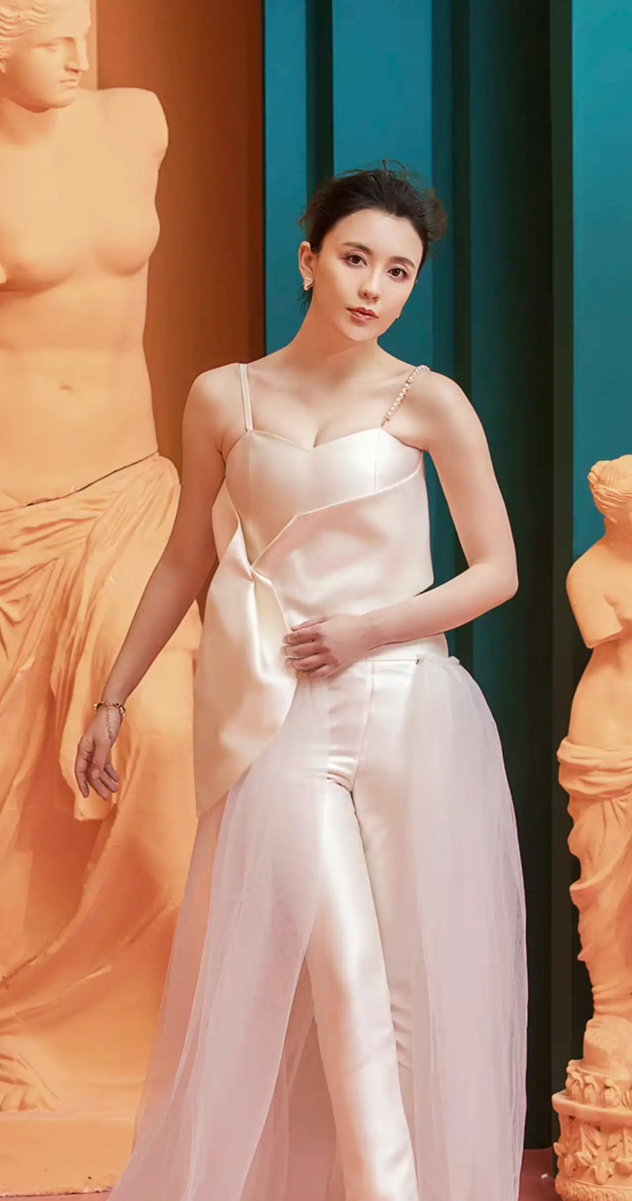 吕佳容,完美身材曲线玲珑,为美丽而生