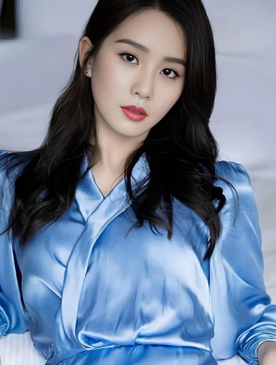 看刘诗诗穿着蓝色睡衣,惊艳四溢,成熟美丽,好清新啊!