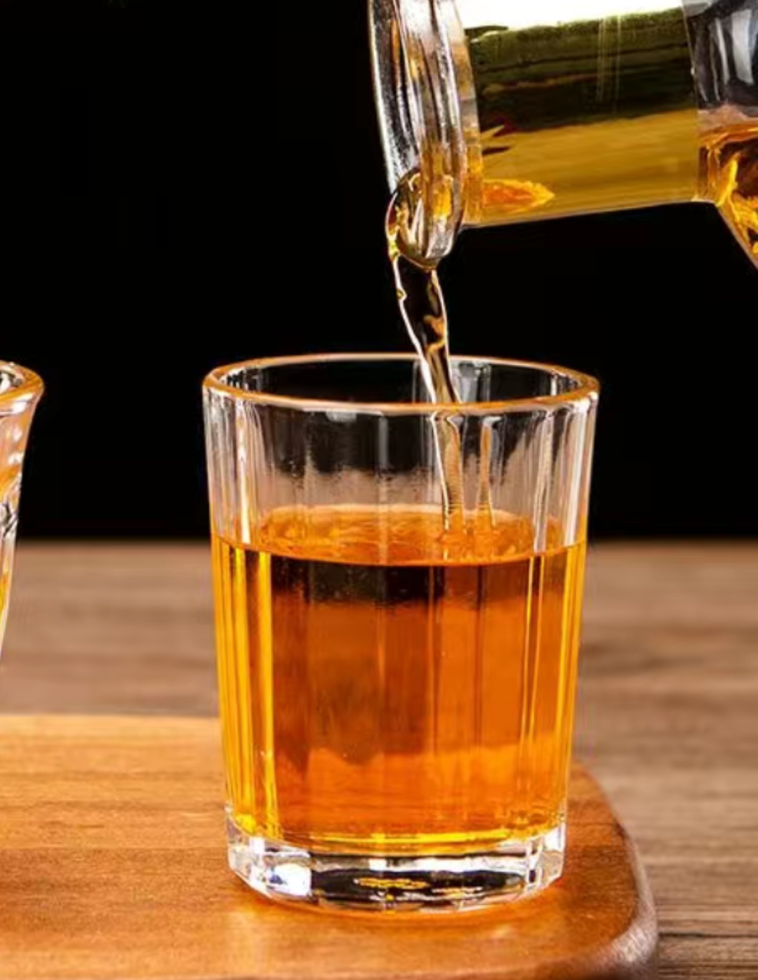 还有一种说法就是酒满敬人茶满欺人倒满的酒是对别人 举起酒杯杯杯