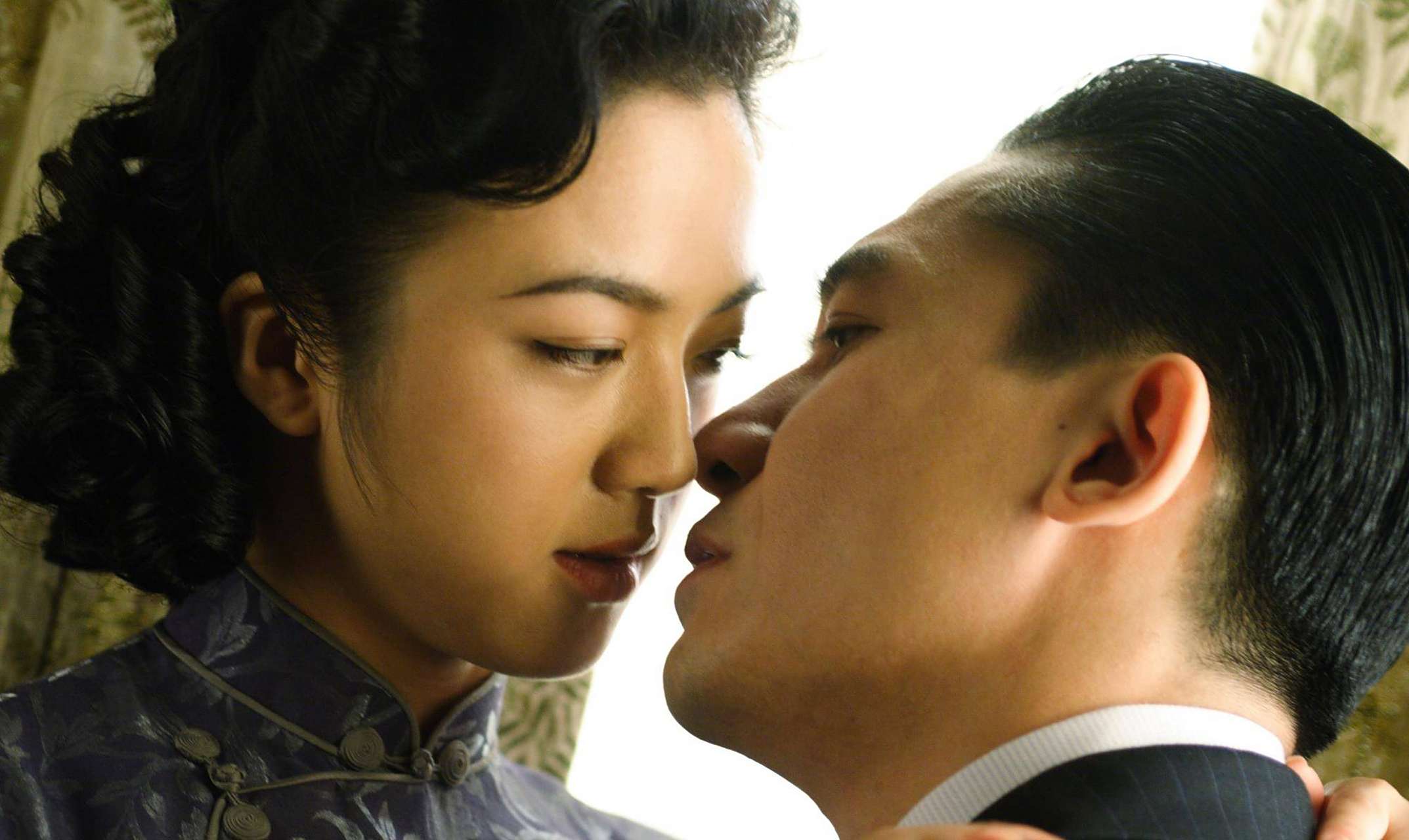 这是《色戒》里最恶毒的镜头,王佳芝为了接近易先生,需要扮演一个风情